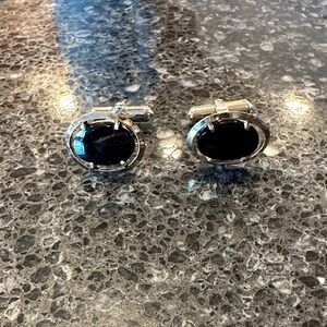 Vintage Destino gold and black onyx cufflinks in great condition